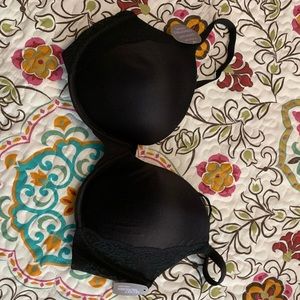 NWT black bra with lace. 40C